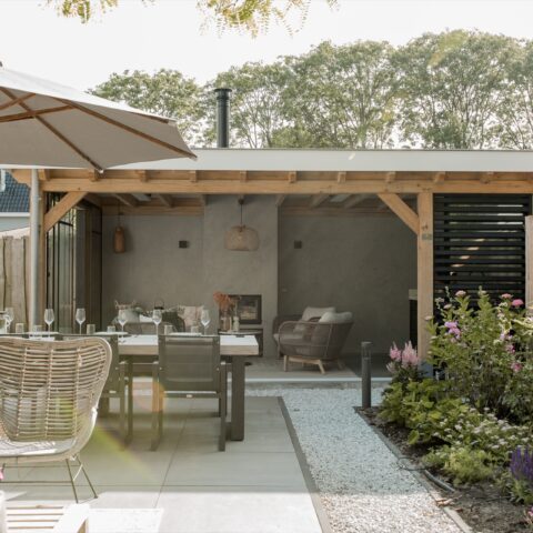 Luxe eiken tuinkamer met glazen wanden
