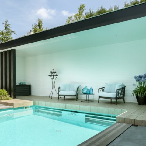 Tuin met een luxe overdekte zitvlonder