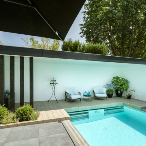 Tuin met een luxe overdekte zitvlonder
