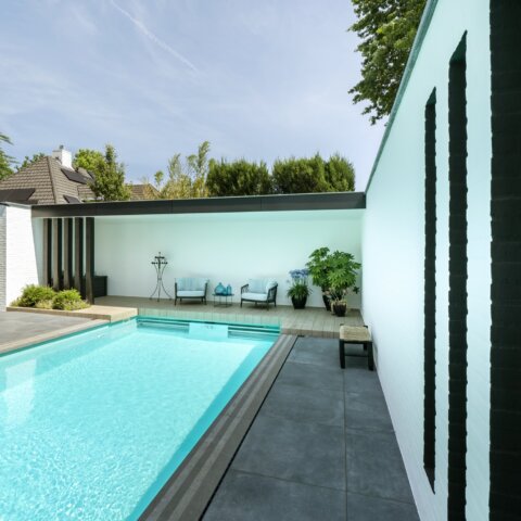 Tuin met een luxe overdekte zitvlonder