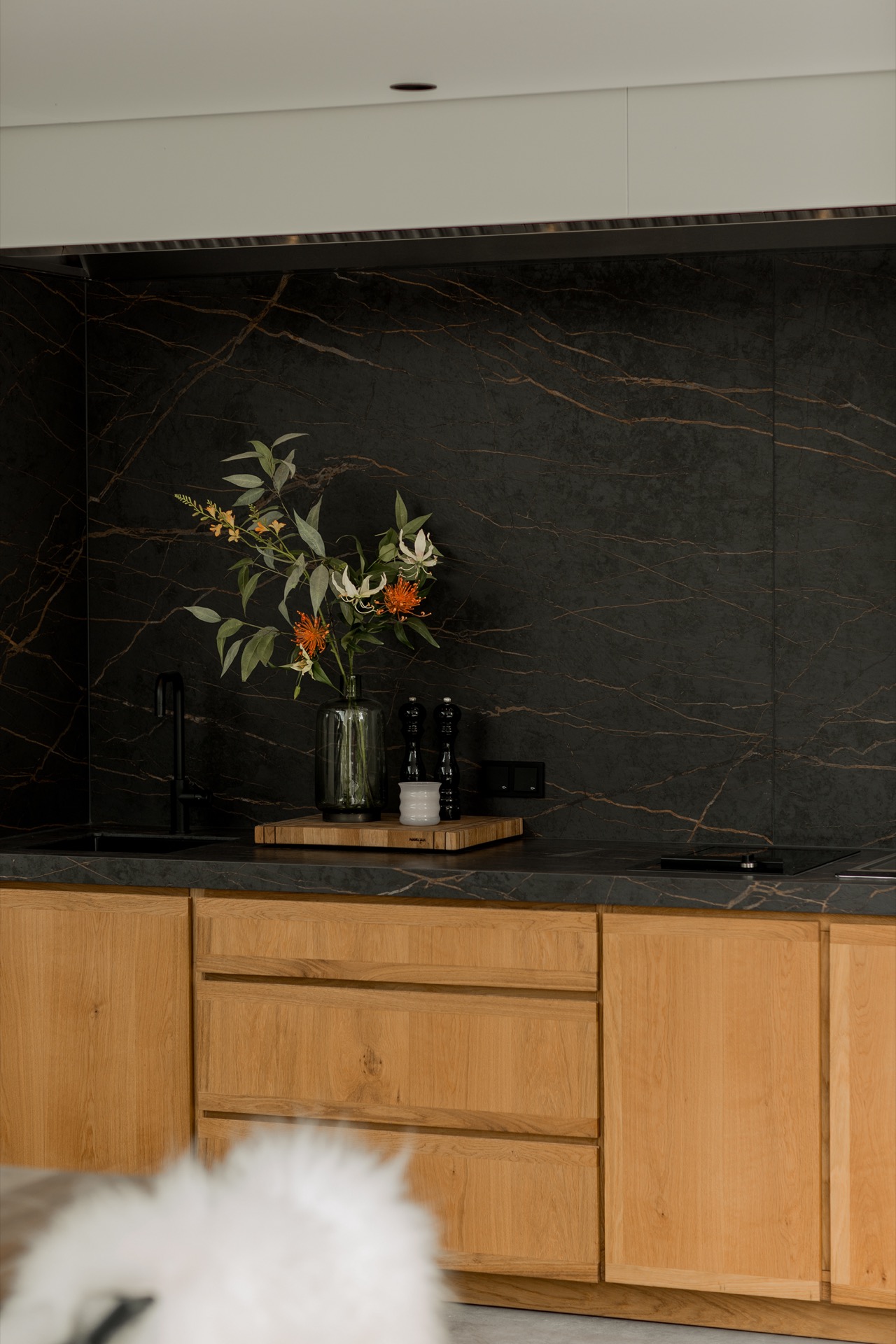 Binnen, interieurontwerp, wastafelkraan, muur, tegel, bloem, kookplaat, keuken, bloemstuk, kast, Luxe, Design, Exclusief, Modern, Maatwerk, Bijzondere, Mooie