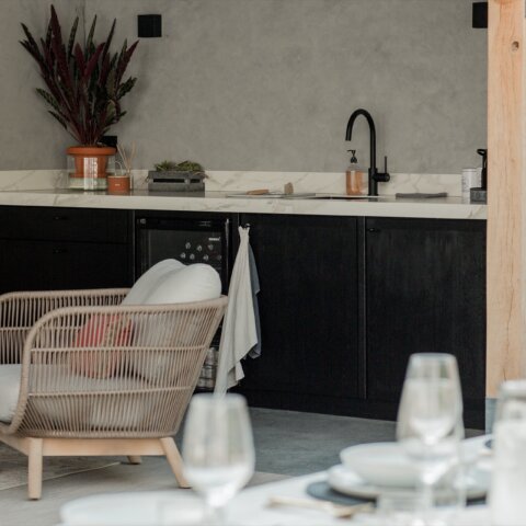 Moderne comfortabele buitenkeuken in sfeerrijke tuinkamer