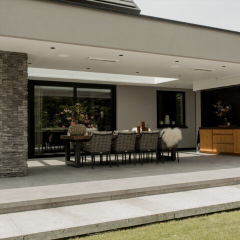 Exclusief overdekt terras met luxe maatwerk buitenkeuken
