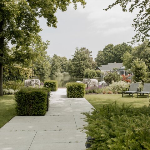 Exclusief overdekt terras met luxe maatwerk buitenkeuken
