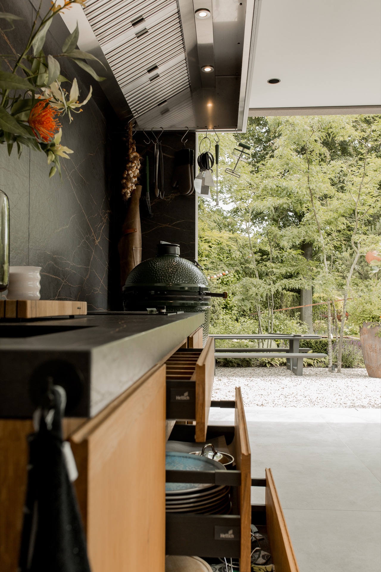 Binnen, Interieurontwerp, Keuken, Volwassene, Vrouw, Persoon, Vrouw, Spoelkraan, Apparaat, Potplant, Luxe, Design, Exclusief, Modern, Maatwerk, Bijzondere, Mooie