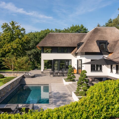 Bosrijke villatuin met veel privacy