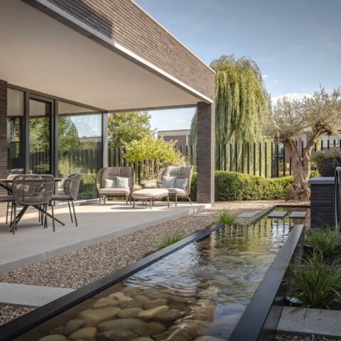 Strakke moderne tuin in Sleeuwijk