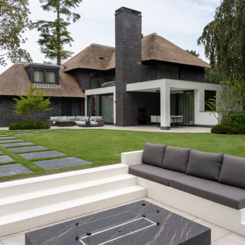 Strakke villatuin in Laren