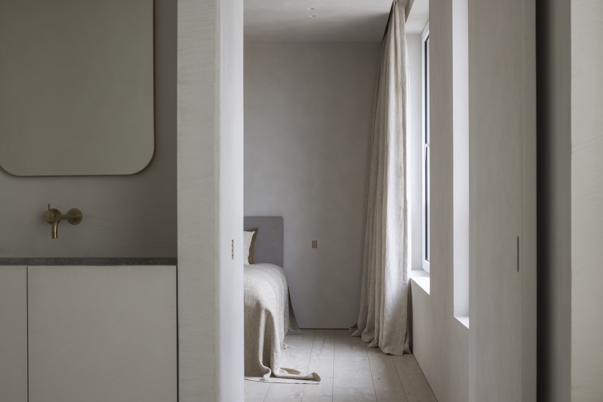 Binnenshuis, interieurontwerp, bed, meubilair, vloer, woondecoratie, raam, vensterbank, slaapkamer, linnengoed, Luxe, Design, Exclusief, Modern, Maatwerk, Bijzondere, Mooie