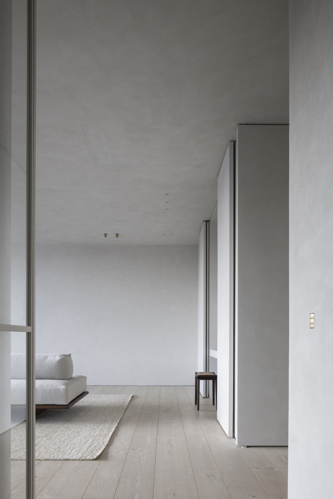 Binnen, Interieurontwerp, Vloer, Bank, Meubels, Vloeren, Deur, Woondecoratie, Huisvesting, Woonkamer, Luxe, Design, Exclusief, Modern, Maatwerk, Bijzondere, Mooie