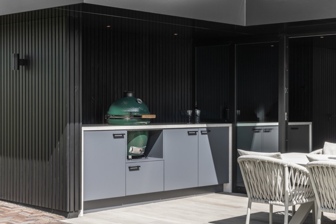 Luxe tuinkamer met buitenkeuken en haard