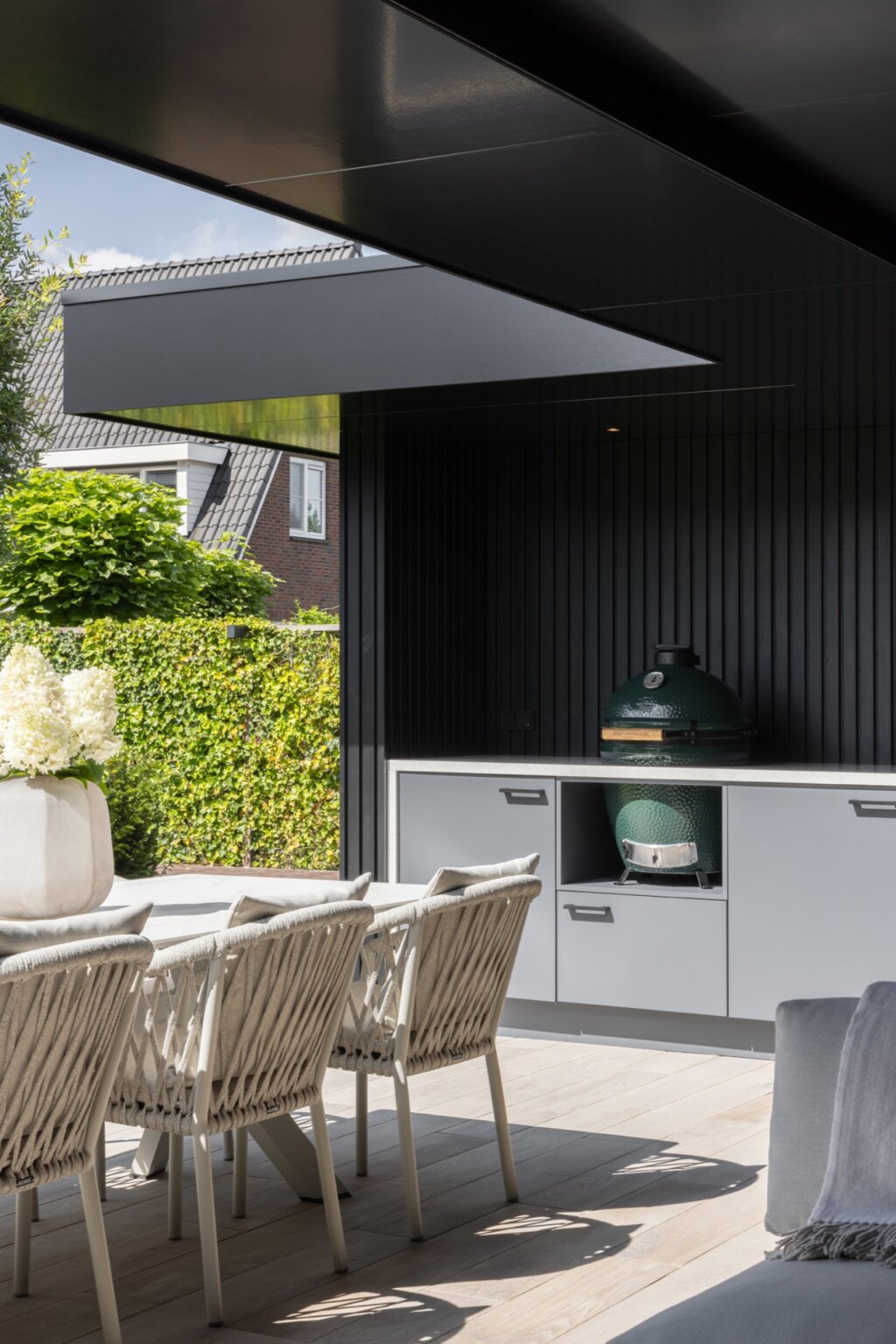 Luxe tuinkamer met buitenkeuken en haard