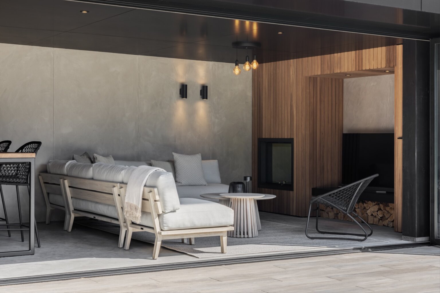 Luxe tuinkamer met buitenkeuken en haard