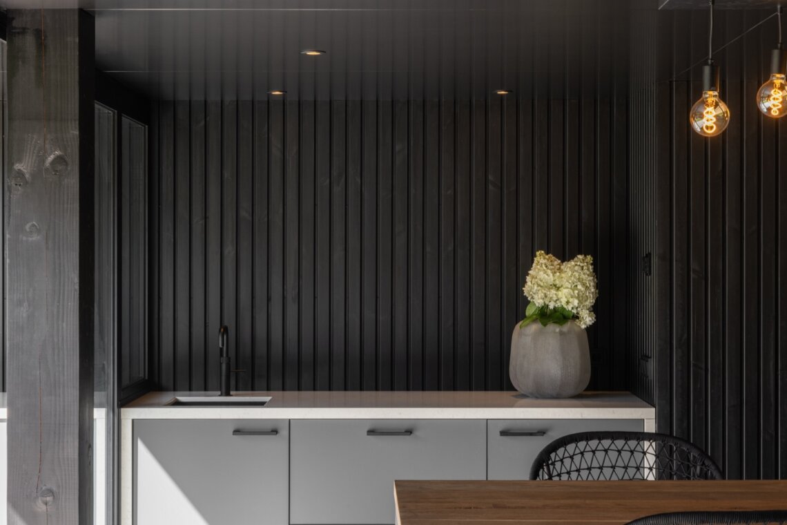 Luxe tuinkamer met buitenkeuken en haard