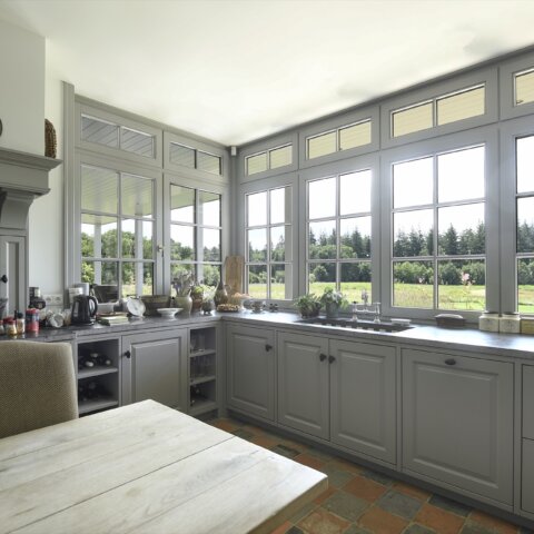Rietgedekte villa met bijgebouw