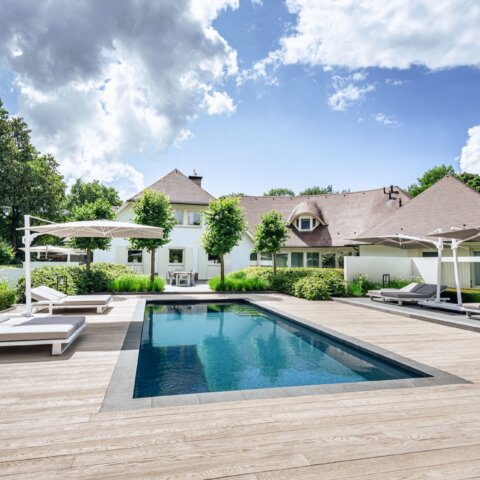 Moderne tuin met zwembad