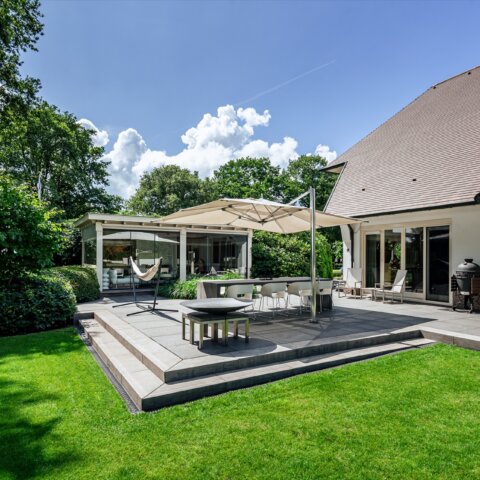 Moderne tuin met zwembad