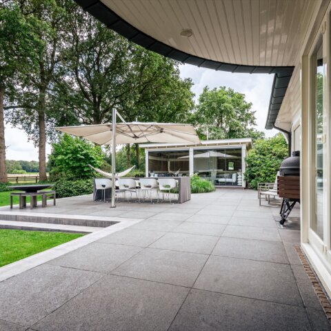 Moderne tuin met zwembad