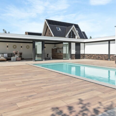 Luxe tegels bij zwembad