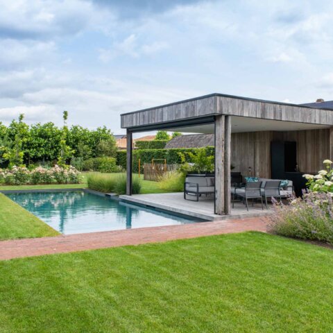 Levendige tuin met poolhouse