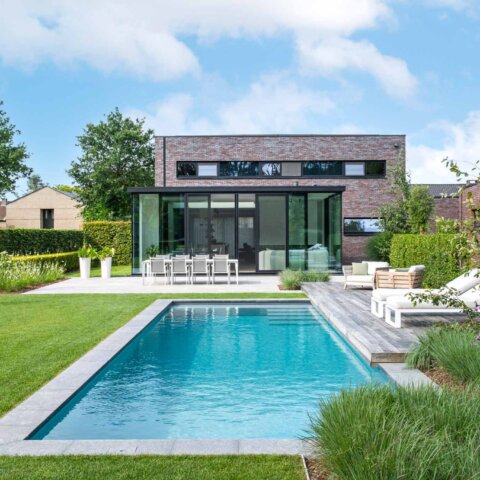Tijdloze tuin met zwembad