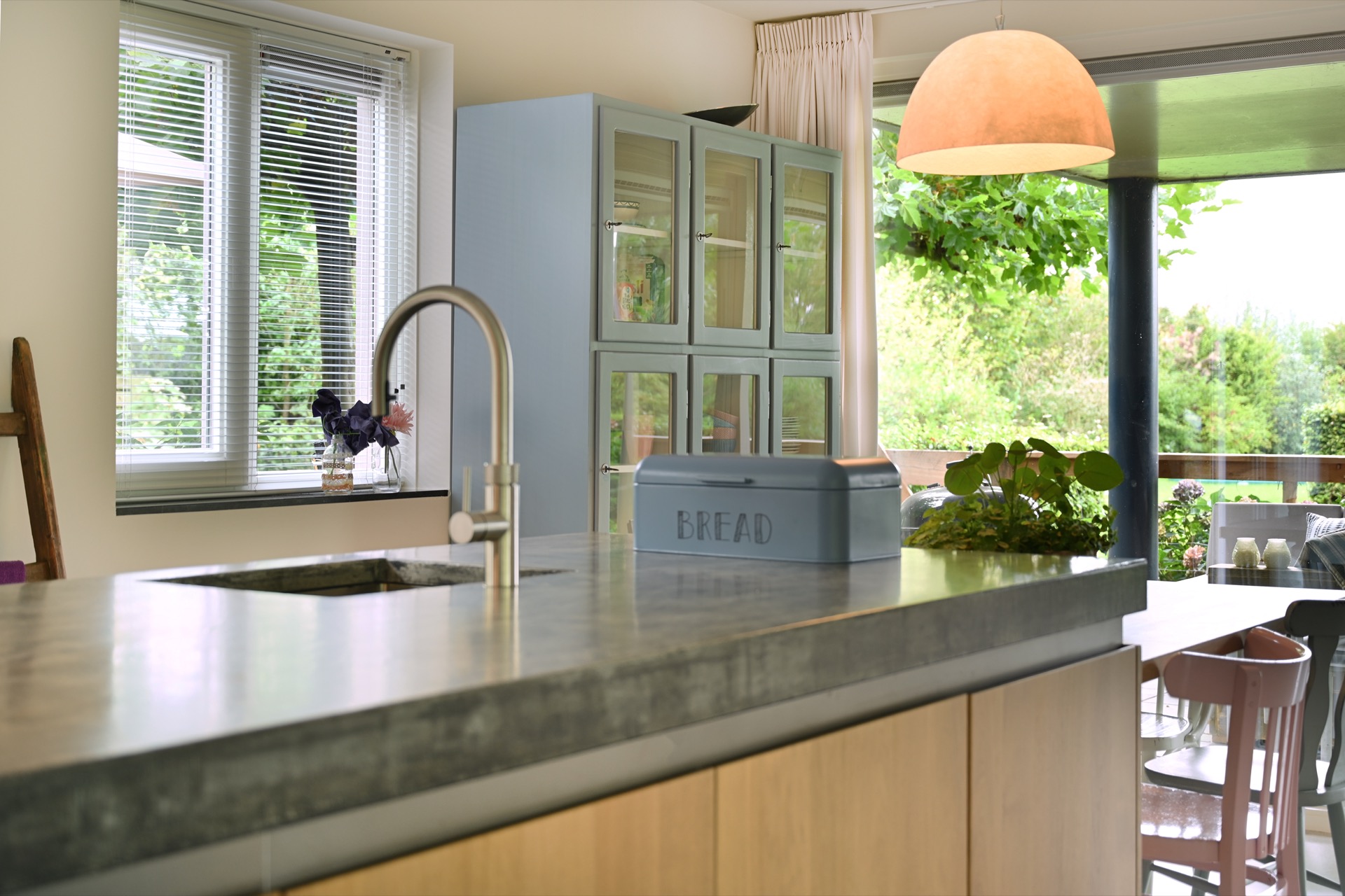 Spoelbak, wastafelkraan, binnenshuis, keuken, interieurontwerp, raam, vensterbank, lamp, woondecoratie, kast, Luxe, Design, Exclusief, Modern, Maatwerk, Bijzondere, Mooie