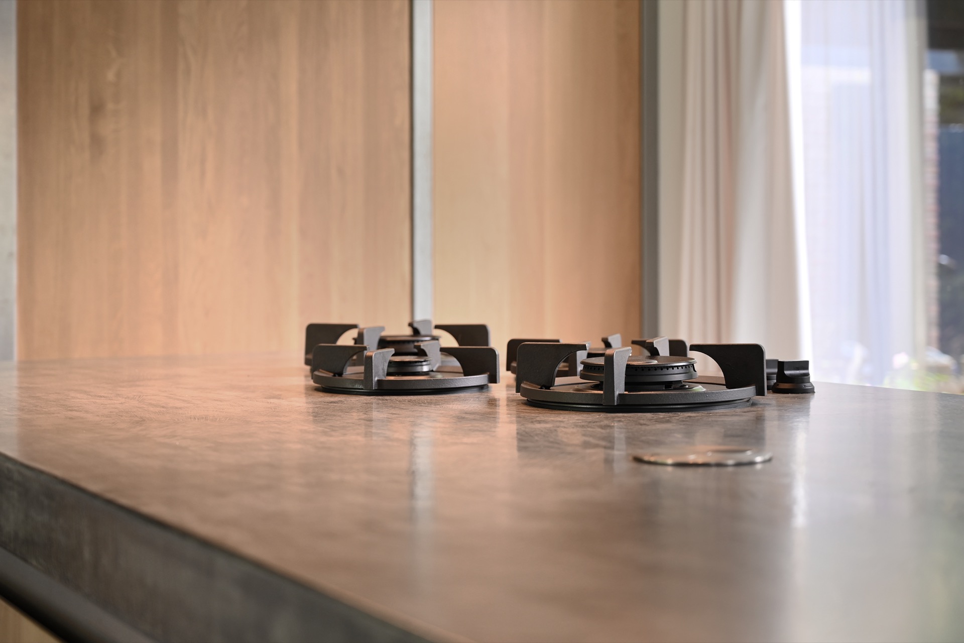 Binnenshuis, interieurontwerp, meubels, tafel, houten panelen, stoel, kantoor, tafelblad, kookplaat, vloer, Luxe, Design, Exclusief, Modern, Maatwerk, Bijzondere, Mooie