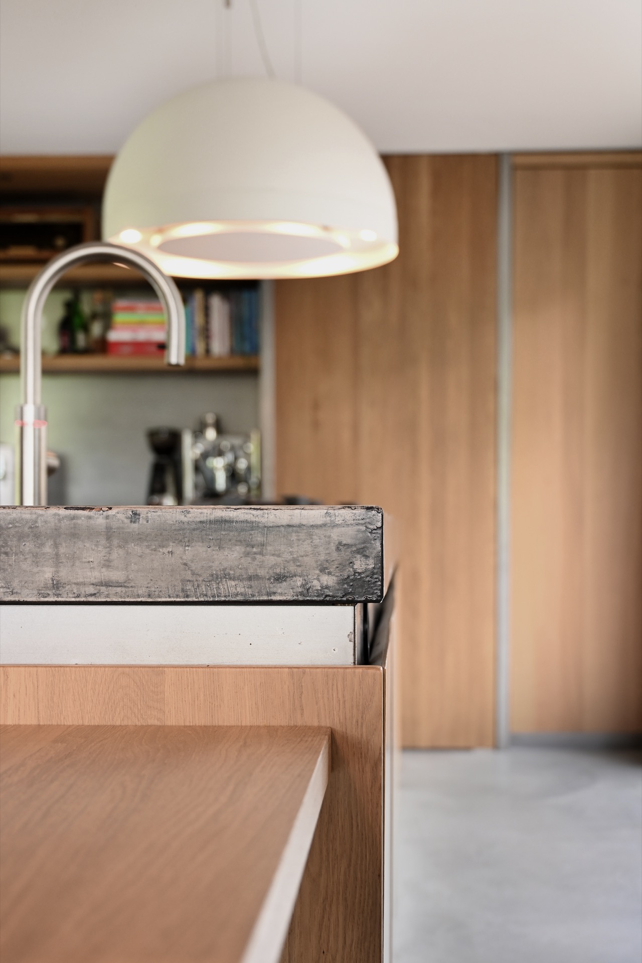 Binnenshuis, interieurontwerp, lamp, houten panelen, hout, tafellamp, triplex, gebeitst hout, spoelbak, wastafelkraan, Luxe, Design, Exclusief, Modern, Maatwerk, Bijzondere, Mooie