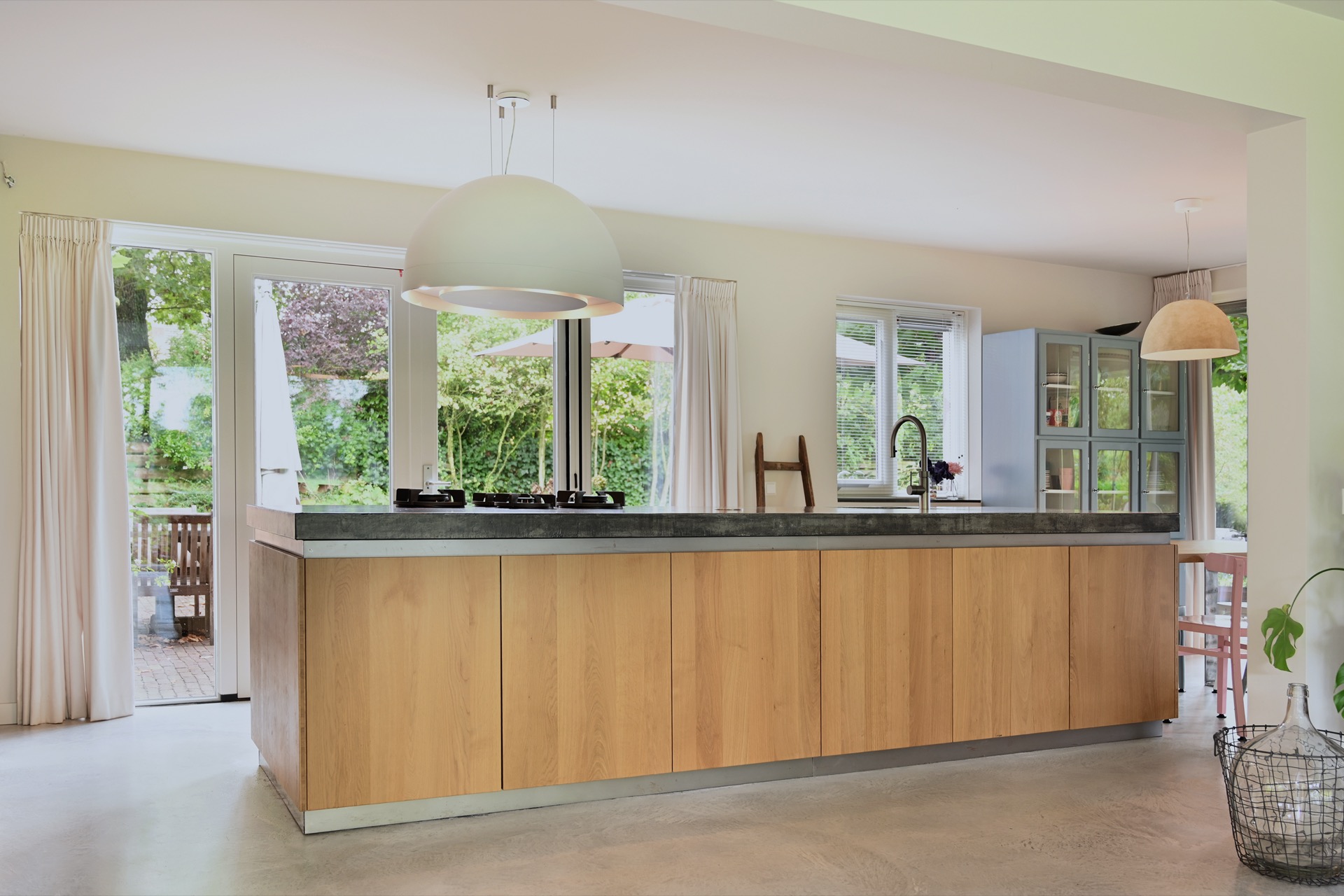 Binnen, interieurontwerp, keuken, kookeiland, spoelbak, wastafelkraan, kroonluchter, kast, meubilair, stoel, Luxe, Design, Exclusief, Modern, Maatwerk, Bijzondere, Mooie