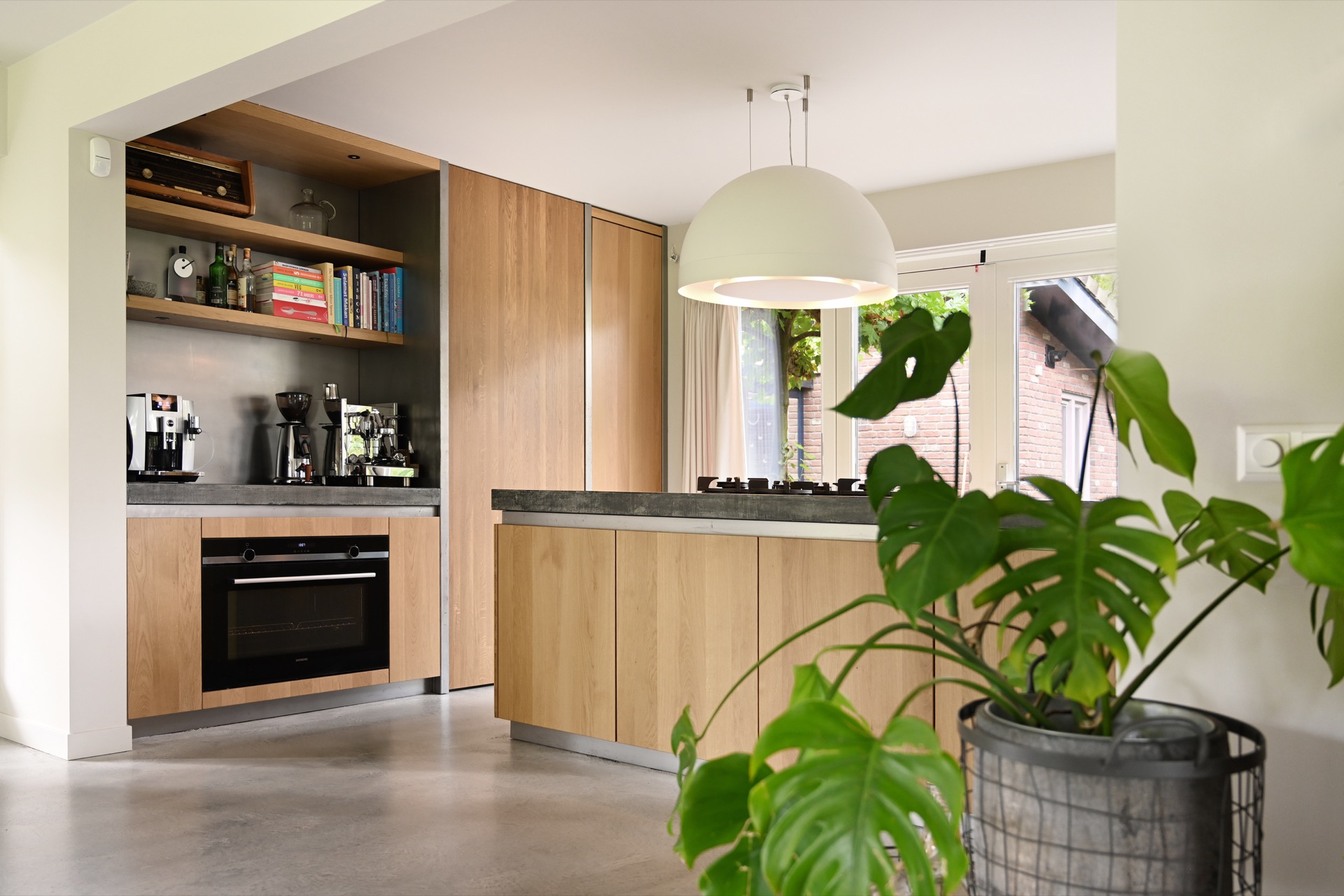 Binnen, interieurontwerp, potplant, keuken, kroonluchter, magnetron, meubels, kast, woondecoratie, kookeiland, Luxe, Design, Exclusief, Modern, Maatwerk, Bijzondere, Mooie