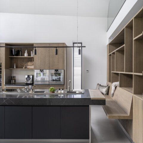 Cuisine sur mesure lumineuse avec îlot central