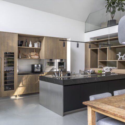 Cuisine sur mesure lumineuse avec îlot central