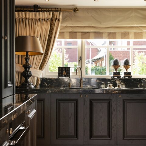 Geplaatste klassiek zwarte Tieleman-Maison Sucre keuken