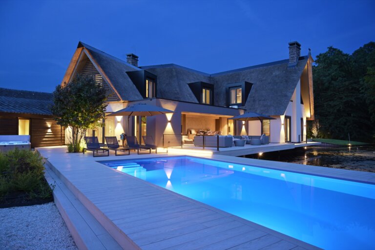 Villa met rieten dak in groene tuin
