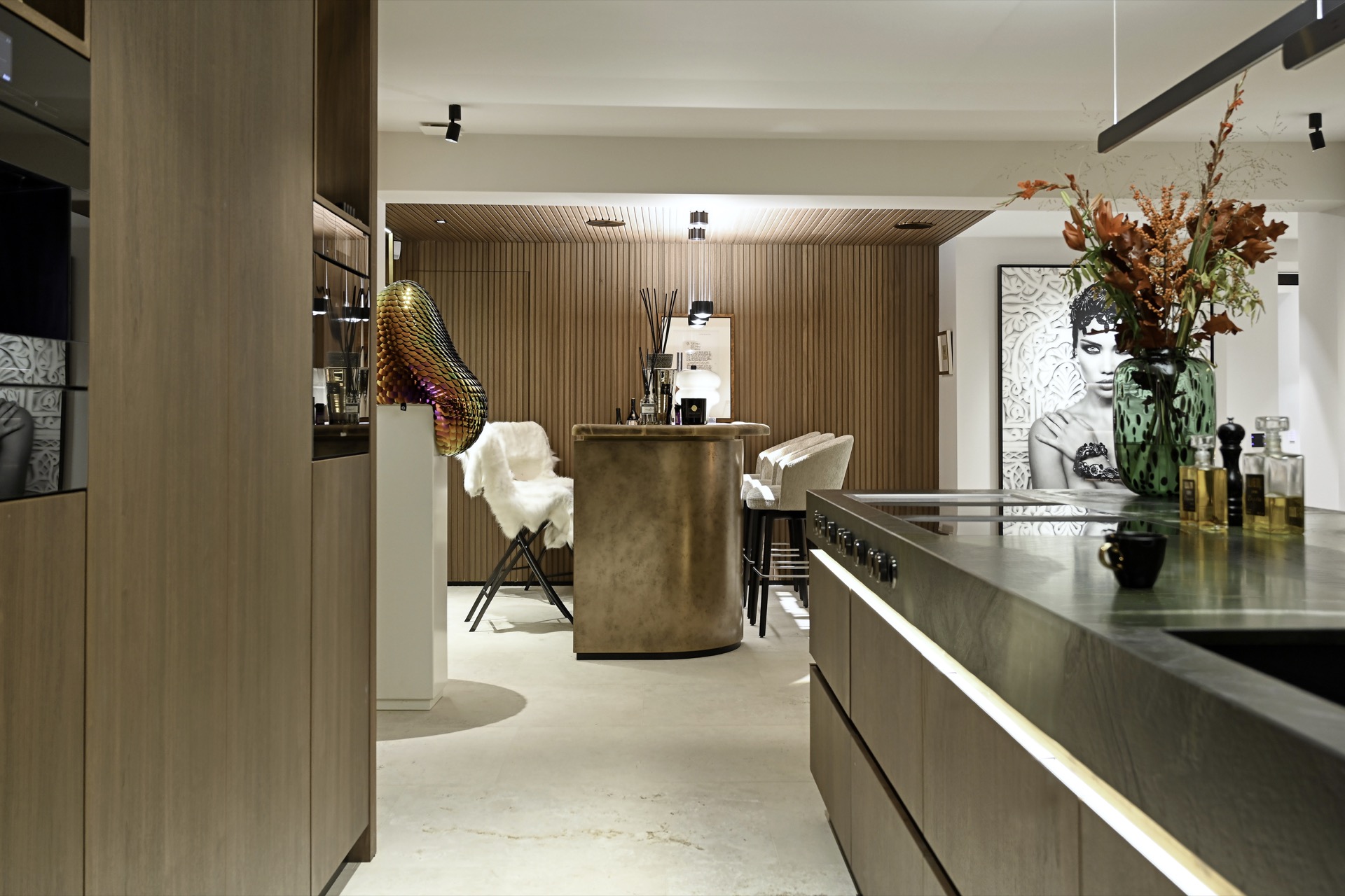 Binnen, interieurontwerp, keuken, volwassene, bruid, vrouw, persoon, vrouw, stoel, wastafelkraan, Luxe, Design, Exclusief, Modern, Maatwerk, Bijzondere, Mooie