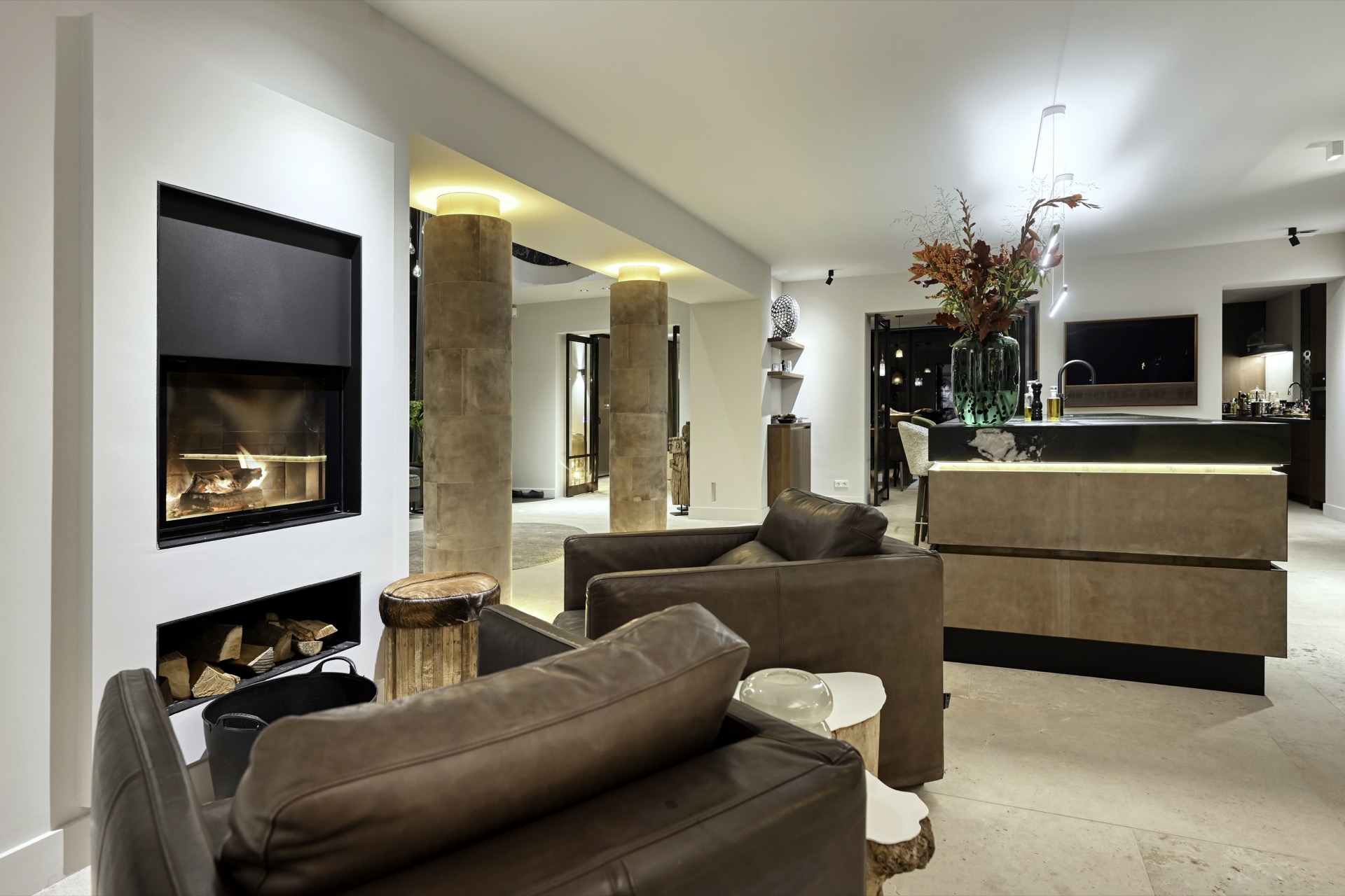 Binnen, woonkamer, interieurontwerp, open haard, bank, computerhardware, monitor, scherm, woondecoratie, handtas, Luxe, Design, Exclusief, Modern, Maatwerk, Bijzondere, Mooie