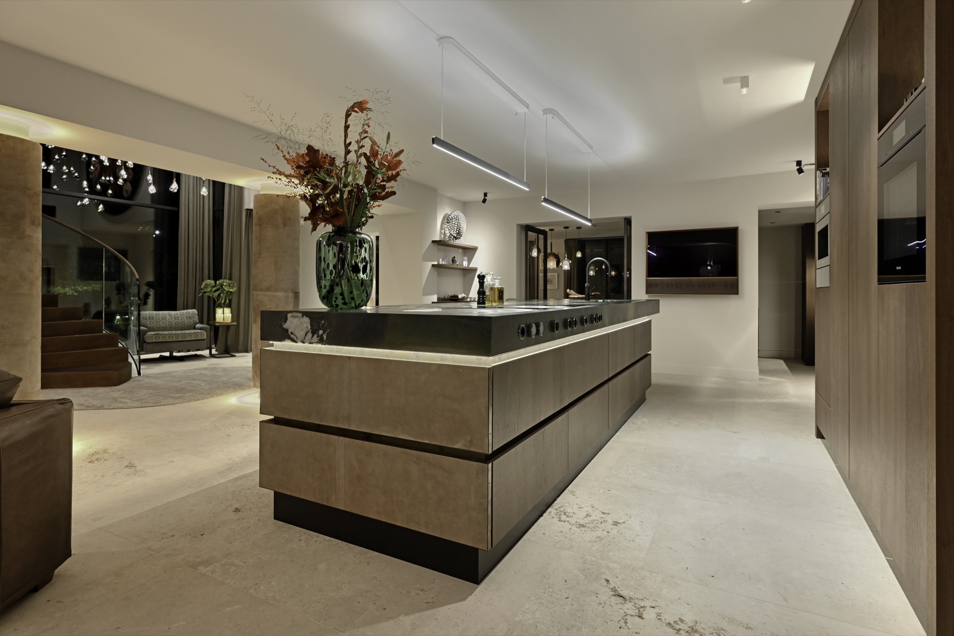 Binnenshuis, interieurontwerp, keuken, plant, tafel, kookeiland, computerhardware, monitor, scherm, bank, Luxe, Design, Exclusief, Modern, Maatwerk, Bijzondere, Mooie