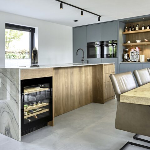 Ruime keuken met eiken fronten