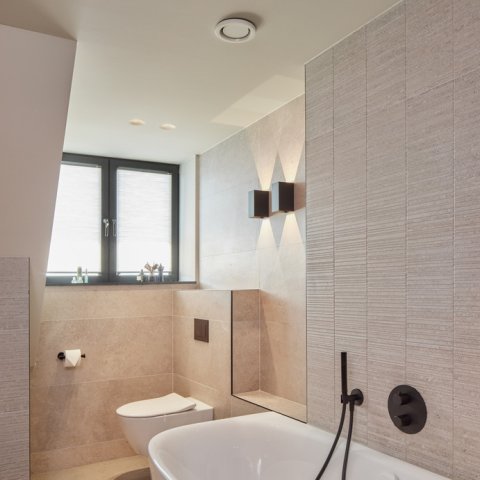 Elegant interieur met harmonieuze verlichting