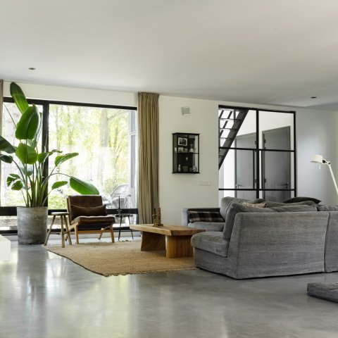 Vrijstaande nieuwbouwvilla in Driehuis met woonbeton