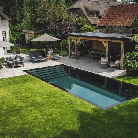 Overloop zwembad met pool house