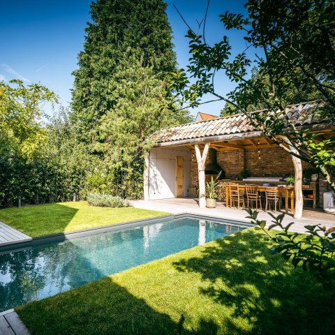 Klein zwembad bij rustiek pool house