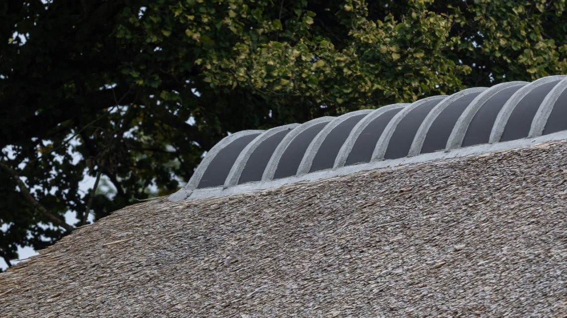 Rietgedekte tuinkamer met bar