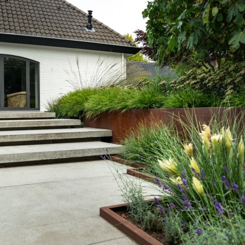 Moderne tuin met zwembad en waterzicht