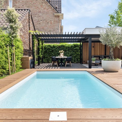 Luxueuze achtertuin met zwembadterras