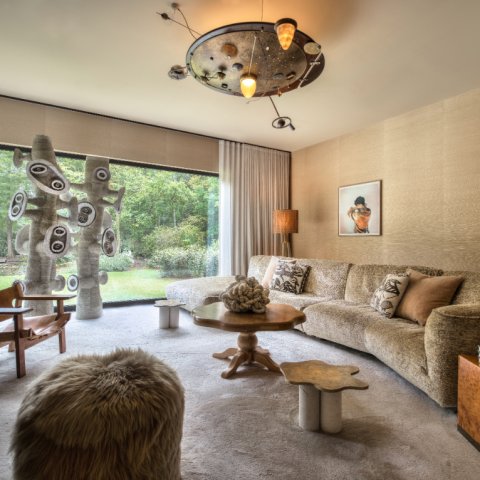 Villa met warm interieur en aardse kleuren