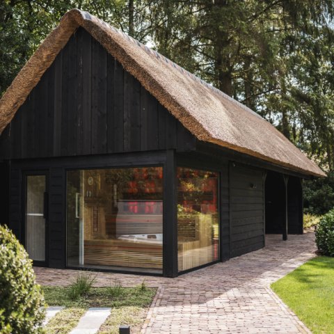 Strakke tuin met zwembad