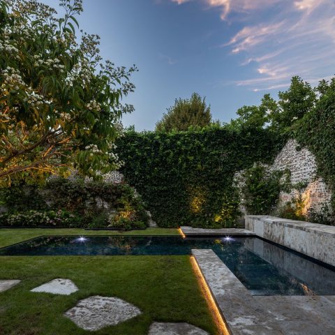 Jardin naturel avec piscine à débordement en forme de L