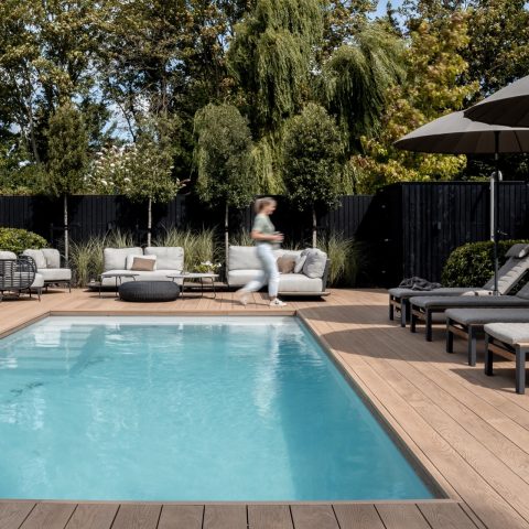 Moderne tuin met centraal zwembad