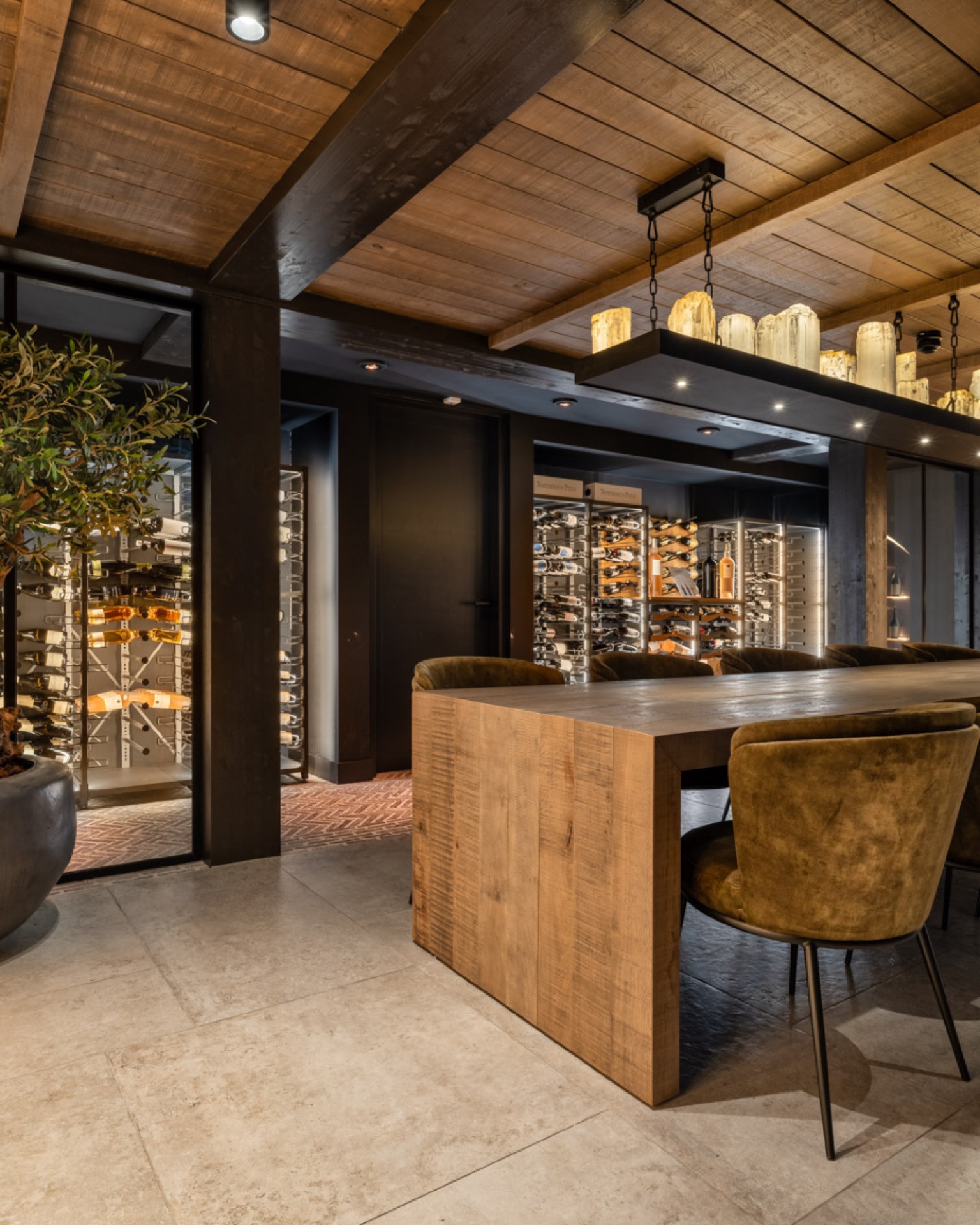 dettagli in mosaico ceramico in una ristrutturazione d’interni: soffitto in legno caldo con travi e luci sospese sopra, Luxury, Design, Exclusive, Modern, Custom Made, Special, Beautiful